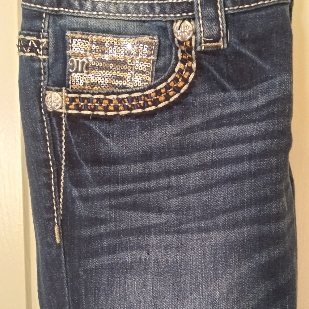 Dark denim Miss Me jeans size 26. Skinny signature